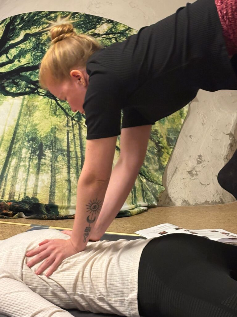Thai-Yoga Massage Rückenmassage in Bauchlage